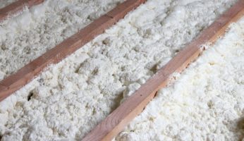 Isolation par mousse polyuréthane dans une maison avant l'été
