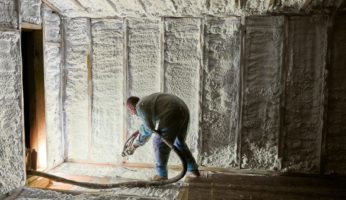 Isolation polyuréthane projeté ou panneaux