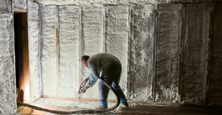 Isolation polyuréthane projeté ou panneaux